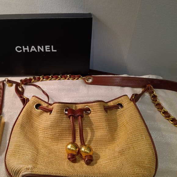 Chanel Vintage drawstring bucket tote bag with pouch and CC gold hardware - Picture 8 of 15